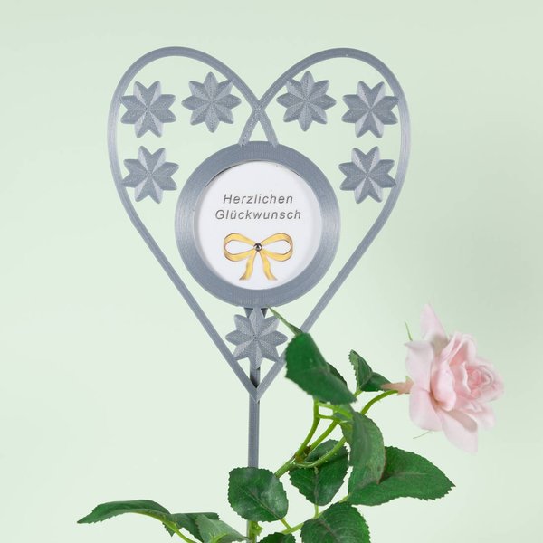 Blumenstecker "Blumenherz" hellgrau-Dekorationsbeispiel mit Fotoaufkleber "Herzlichen Glückwunsch" und einer rosafarbenen Rose