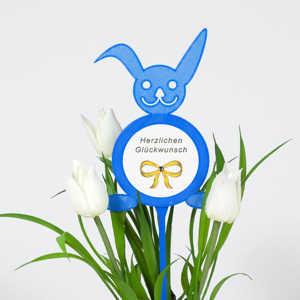 Blauer Blumenstecker -Form Hase- mit Fotoaufkleber "Herzlichen Glückwunsch" - dekoriert mit weißen Tulpen