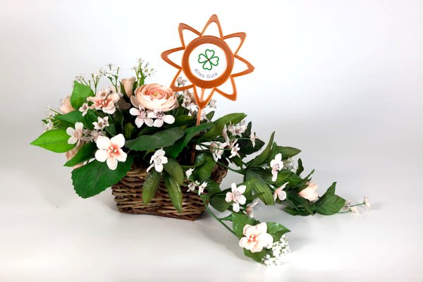 Blumenstecker Bume 1-1 kupferfarben-dekoriert mit einem Körbchen und lachsfarbenen Blumen und grünen Blättern.