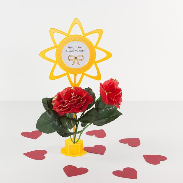 Blumenstecker selber machen-Blume 1-1 gelb-goldfarben mit Standfuß-Dekorationsbeispiel mit Fotoaufkleber "Herzlichen Glückwunsch", roten Glitter-Rosen und roten Herzen