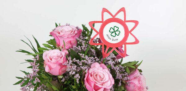 Blumenstecker selber machen-Blume 1-1 hellrot-mit Fotoaufkleber "Alles Gute"-Dekorationsbeispiel mit rosafarbenem Rosenstrauß