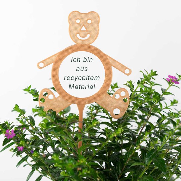 Blumenstecker selber machen-Bär hellbraun-umweltfreundlich-Gestaltungsbeispiel mit Textaufkleber und Grünpflanze