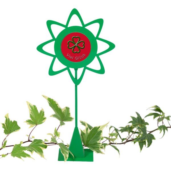 Blumenstecker selber machen-DIY-Blume 1-1 grün mit Standfuß und Fotoaufkleber "Viel Glück"-Dekorationsbeispiel mit grün-weißer Efeuranke.