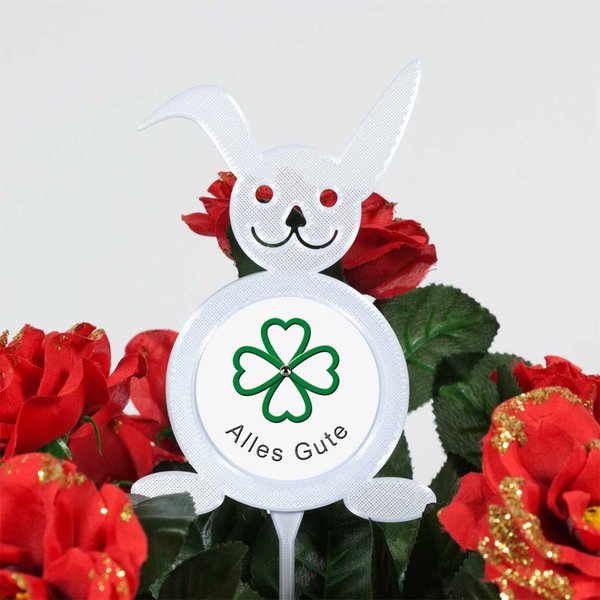 Blumenstecker Hase weiß selber machen-Dekorationsbeispiel mit Fotoaufkleber "Alles Gute" und dunkelroten Glitter-Rosen
