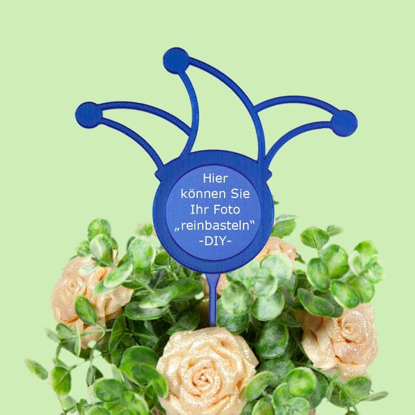 Blumenstecker selber machen Karnevalsmütze blau-Dekobeispiel mit cremfarbenen Rosen und grünen Blättern