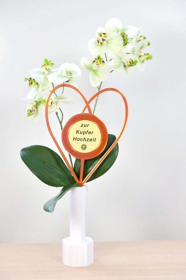 Dekorationsbeispiel-Blumenstecker Herz kupferfarben-in einer weißen Blumenvase mit einer weißen Orchidee