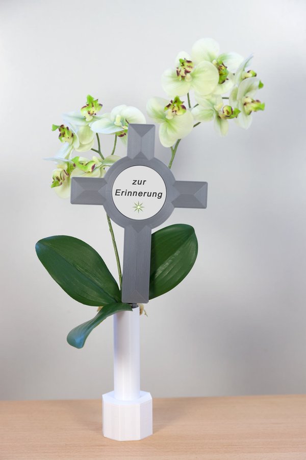 Beispiel-Dekoration - weiße Blumenvase mit weißer Orchidee und  grauem  Blumenstecker "Grabkreuz" - eingesetztes Foto: heller Hintergrund mit Text "zur Erinnerung" und ein Kristallschliff-Stein